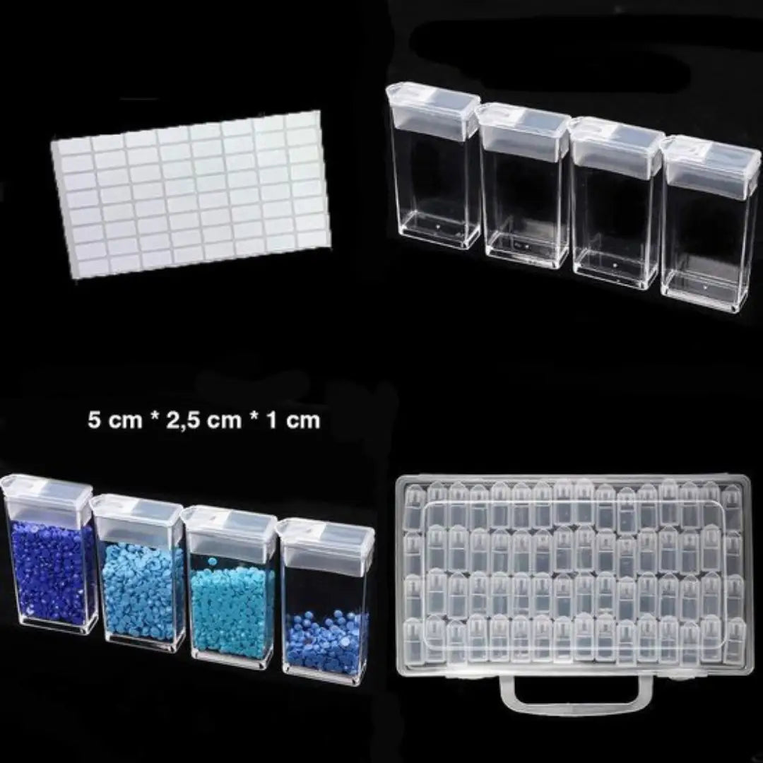 Set van rechthoekige transparante vakjes met de afmetingen 5x2,5x1 cm, inclusief etiketten en een opbergdoos.