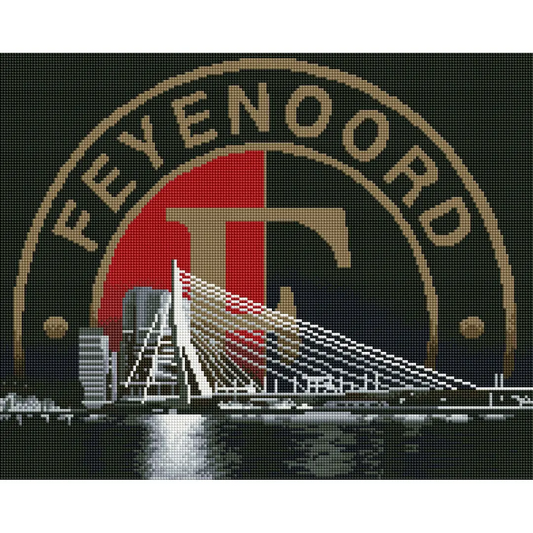 Diamond painting van de Erasmusbrug in Rotterdam bij nacht met het logo van Feyenoord op de achtergrond.