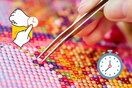 Close-up van een diamond painting in uitvoering, met een hand die met een pincet gekleurde steentjes plaatst. Toegevoegde iconen van een klok en stopwatch benadrukken de tijdsinvestering.
