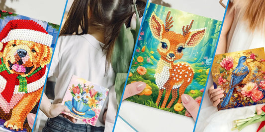 Vier kleurrijke diamond painting kaarten met een kersthond, bloemenvaas, hertje in het bos en blauwe vogel tussen rozen, vastgehouden door kinderen.