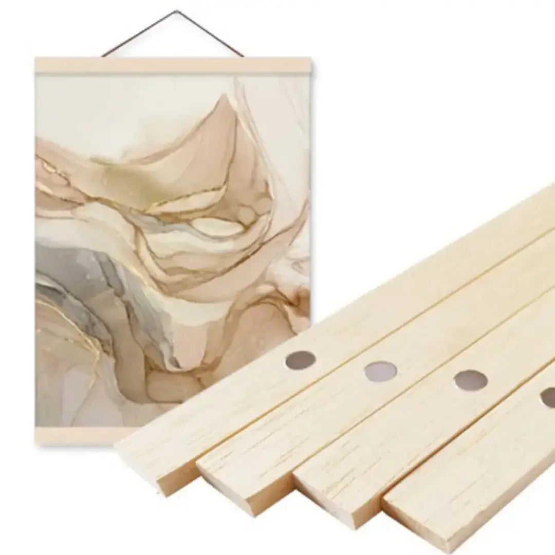 Luxe interieurdecor met een houten posterhanger die een marmerlook kunstafdruk toont, elegant en stijlvol tegen een neutrale achtergrond.