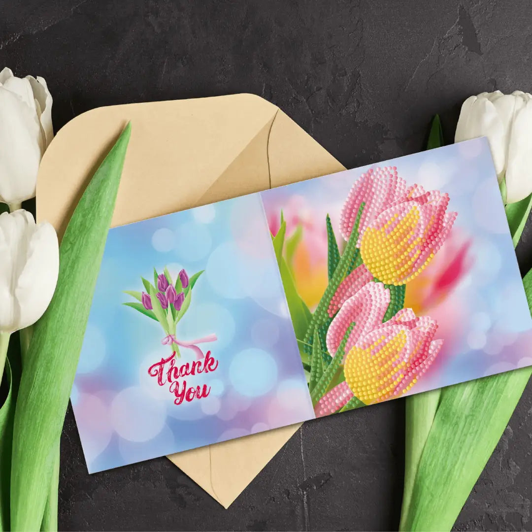 Diamond painting bedankkaart met tulpen, Thank You tekst, bloemen op de achtergrond.