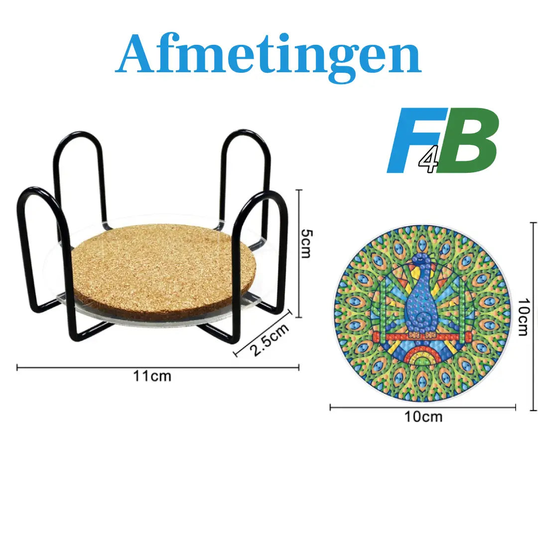 Zwarte metalen houder met kurken onderzetter en gedetailleerde afmetingen, naast een kleurrijke pauwen diamond painting onderzetter