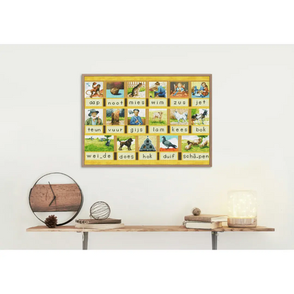 Ingelijste diamond painting van het leesplankje Aap Noot Mies, aan de muur in een sfeervolle kamer.