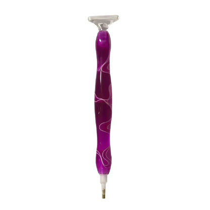 Ergonomische paarse diamond painting pen met een uniek wit swirl patroon op een witte achtergrond