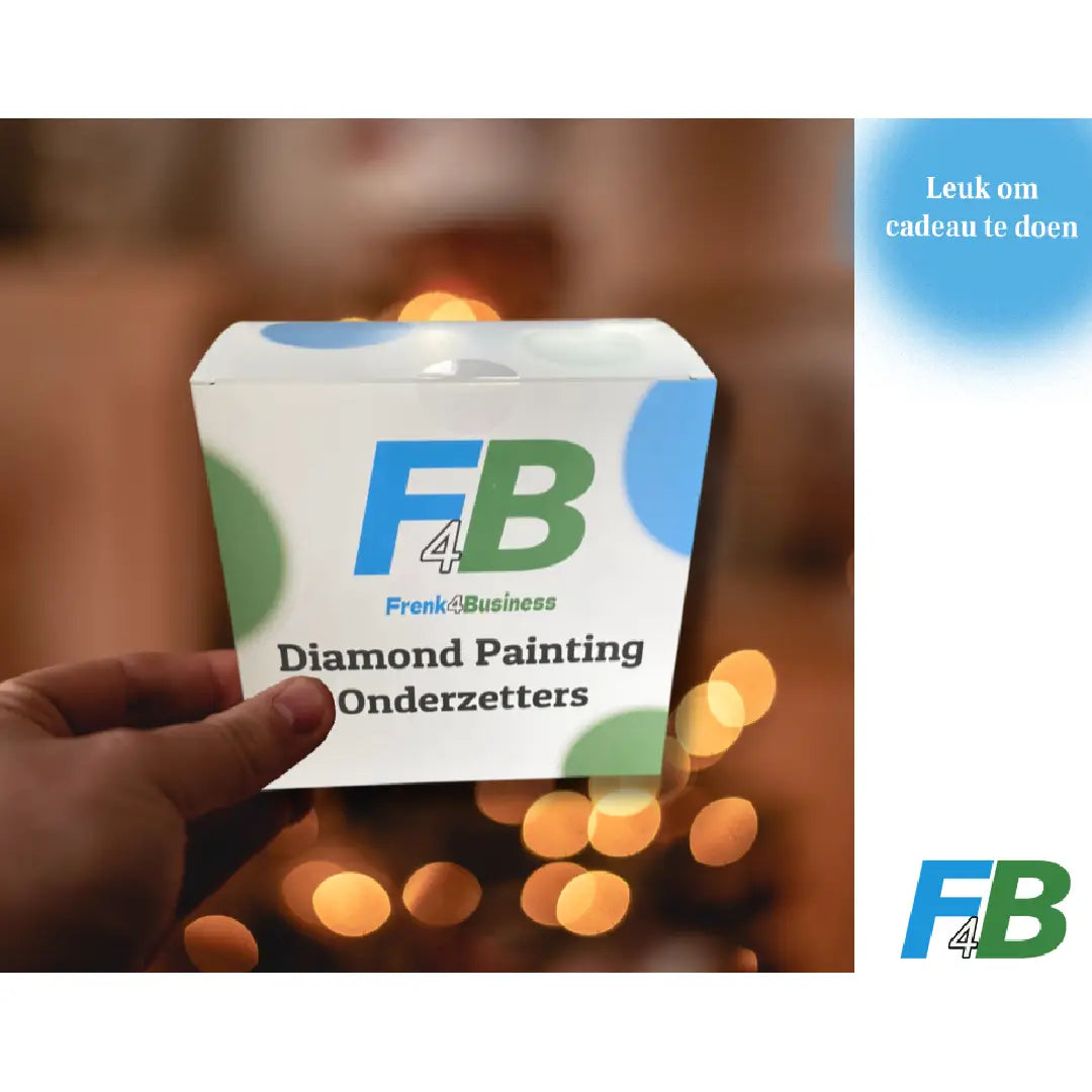 Hand die een doos vasthoudt met diamond painting onderzetters van Frenk4Business, ideaal als cadeau.