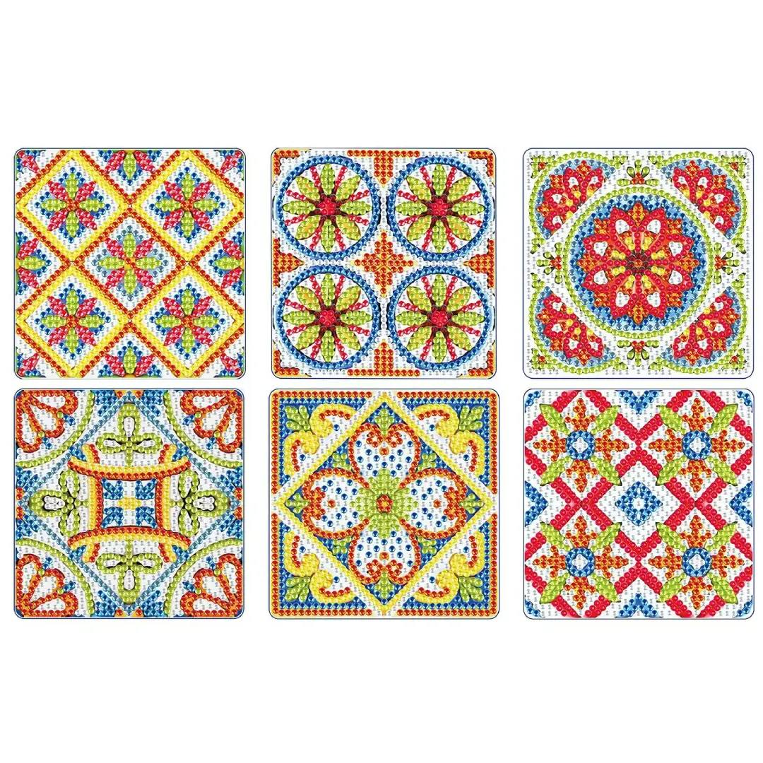 Set van zes vierkante diamond painting onderzetters met kleurrijke motieven.