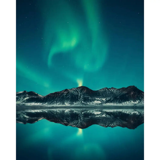 Diamond painting van helder groen noorderlicht boven besneeuwde bergen met spiegelende reflectie in een kalm meer onder een sterrenhemel.