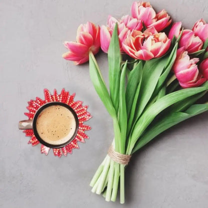 Diamond painting rode bloemen onderzetter met bloemenboeket en koffie