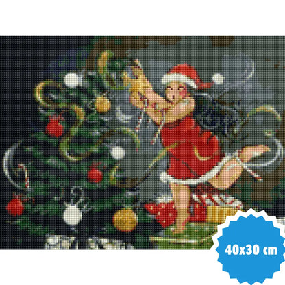 Diamond painting van een dikke dame in kerstoutfit die een kerstboom versiert, formaat 40x30 cm