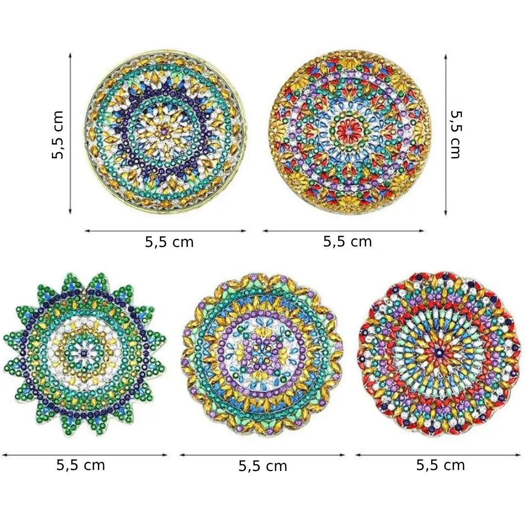 Collectie van vijf ronde diamond painting decoraties met ingewikkelde mandala patronen in levendige kleuren, elke cirkel meet 5,5 cm in diameter.