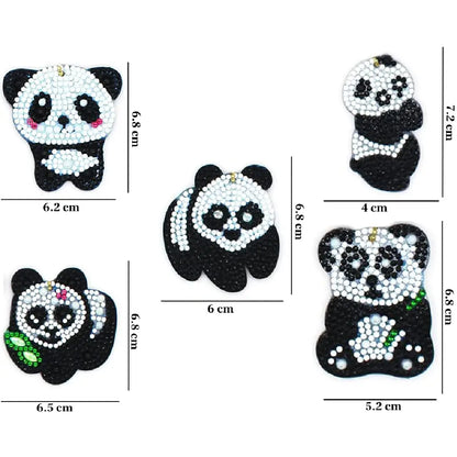 Vijf diamond painting panda decoraties in verschillende posities, elk zwart-wit met kleurrijke accenten, afmetingen variërend tussen 4 en 6.8 cm breed en 6 tot 7.2 cm hoog.