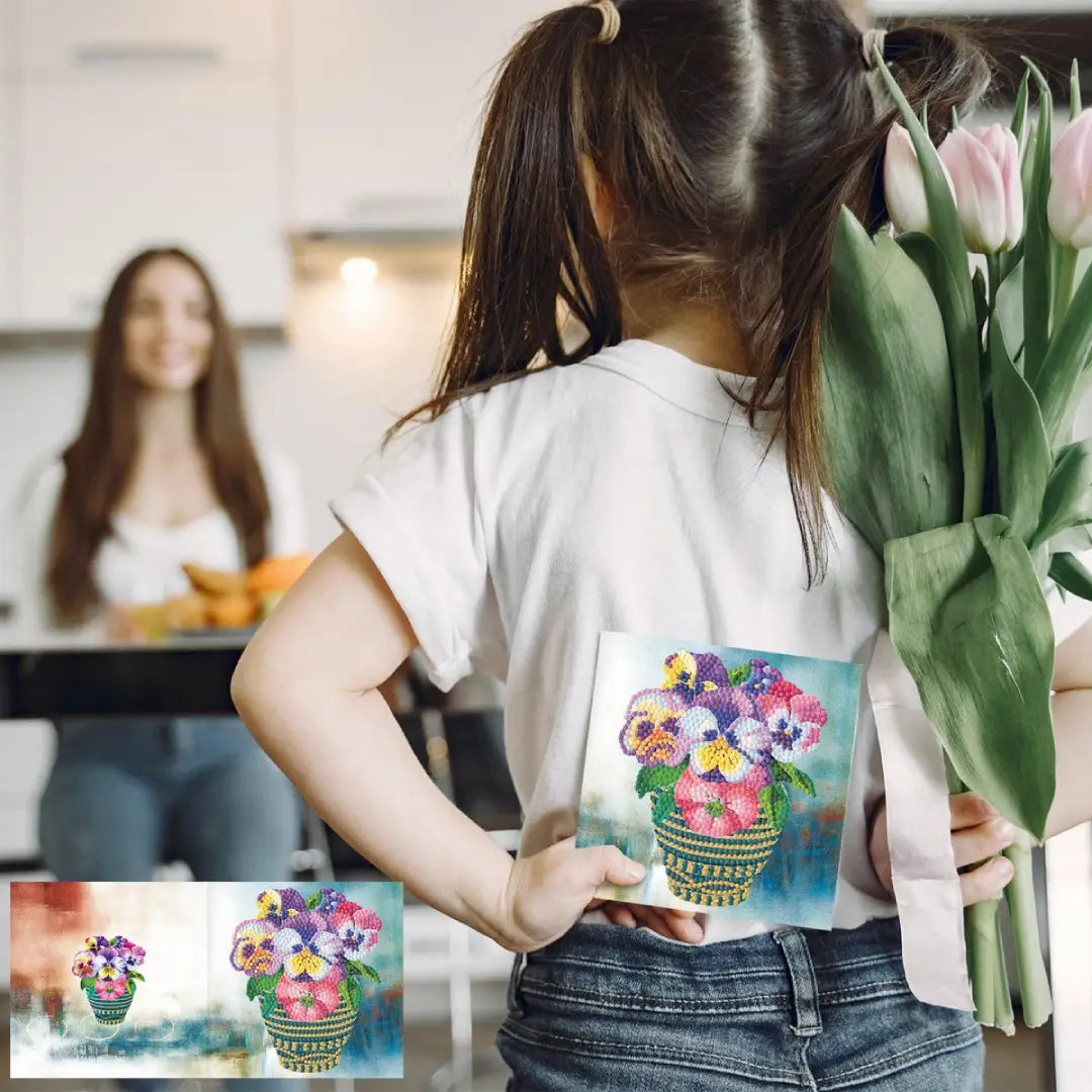 Meisje met diamond painting van kleurrijke bloemen op haar shirt, met tulpen en moeder op de achtergrond